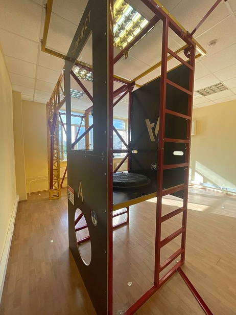 г. Москва.  В АНО ДПО УЦ «Мосстройкадры» установили учебно-тренировочный полигон АЛЬПИНИСТ для отработки навыков безопасных методов и приемов выполнения работ на высоте